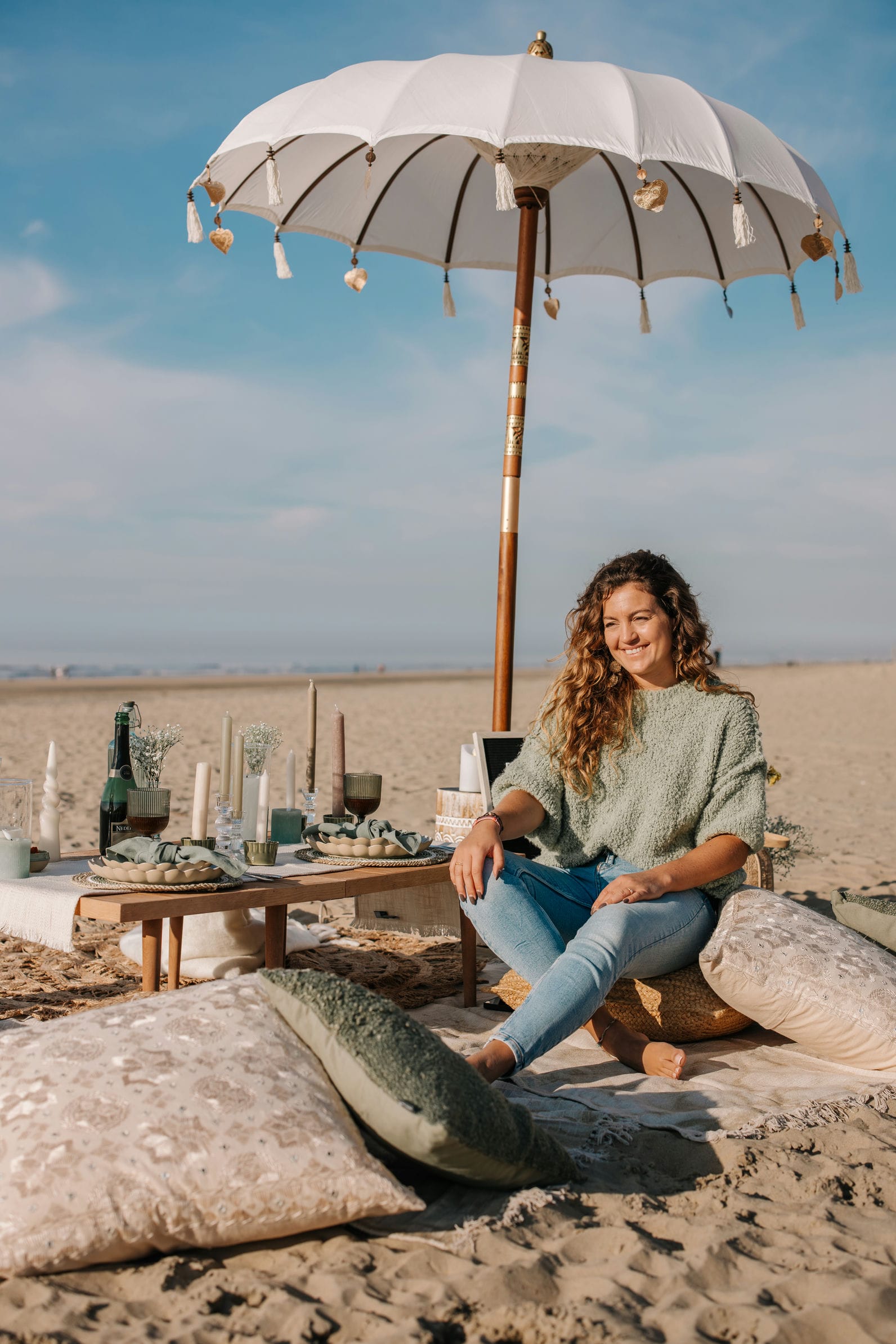 Mies op een strand picknick