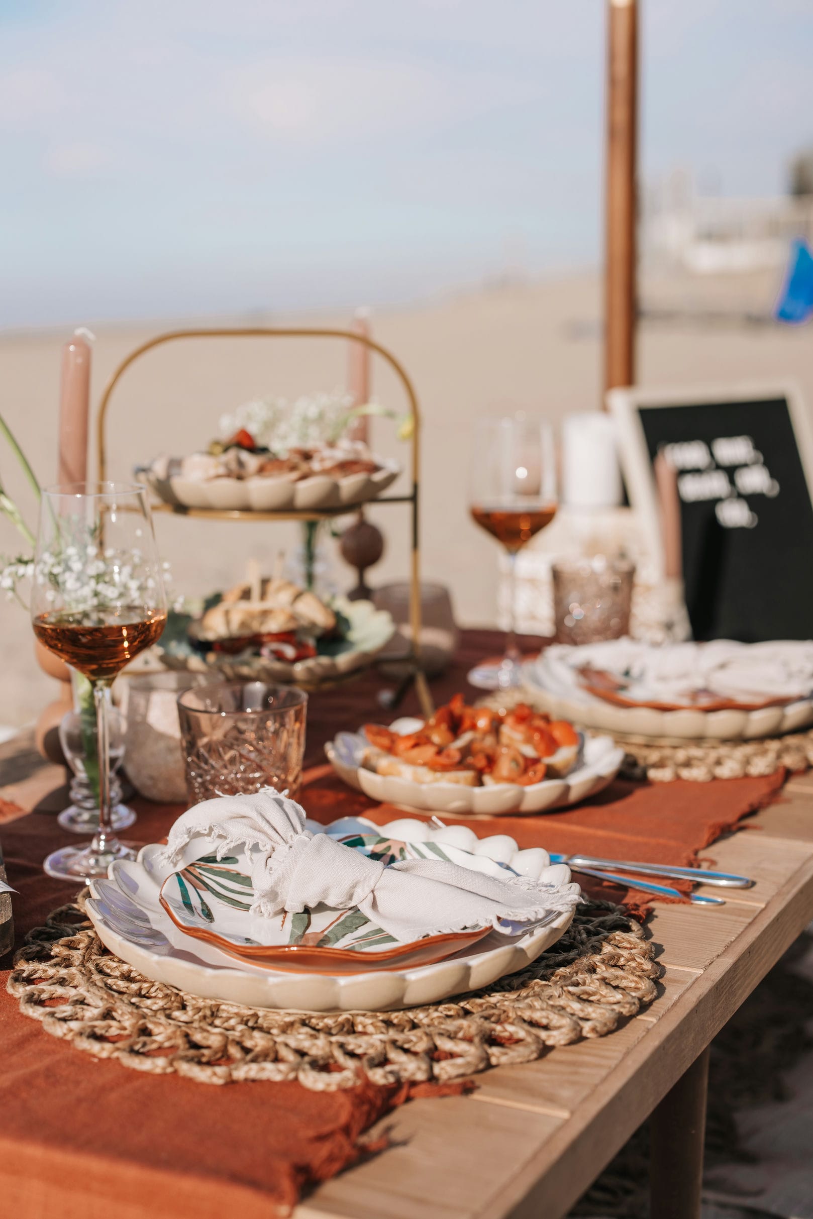 Gedecoreerde picknick in terracotta en catering
