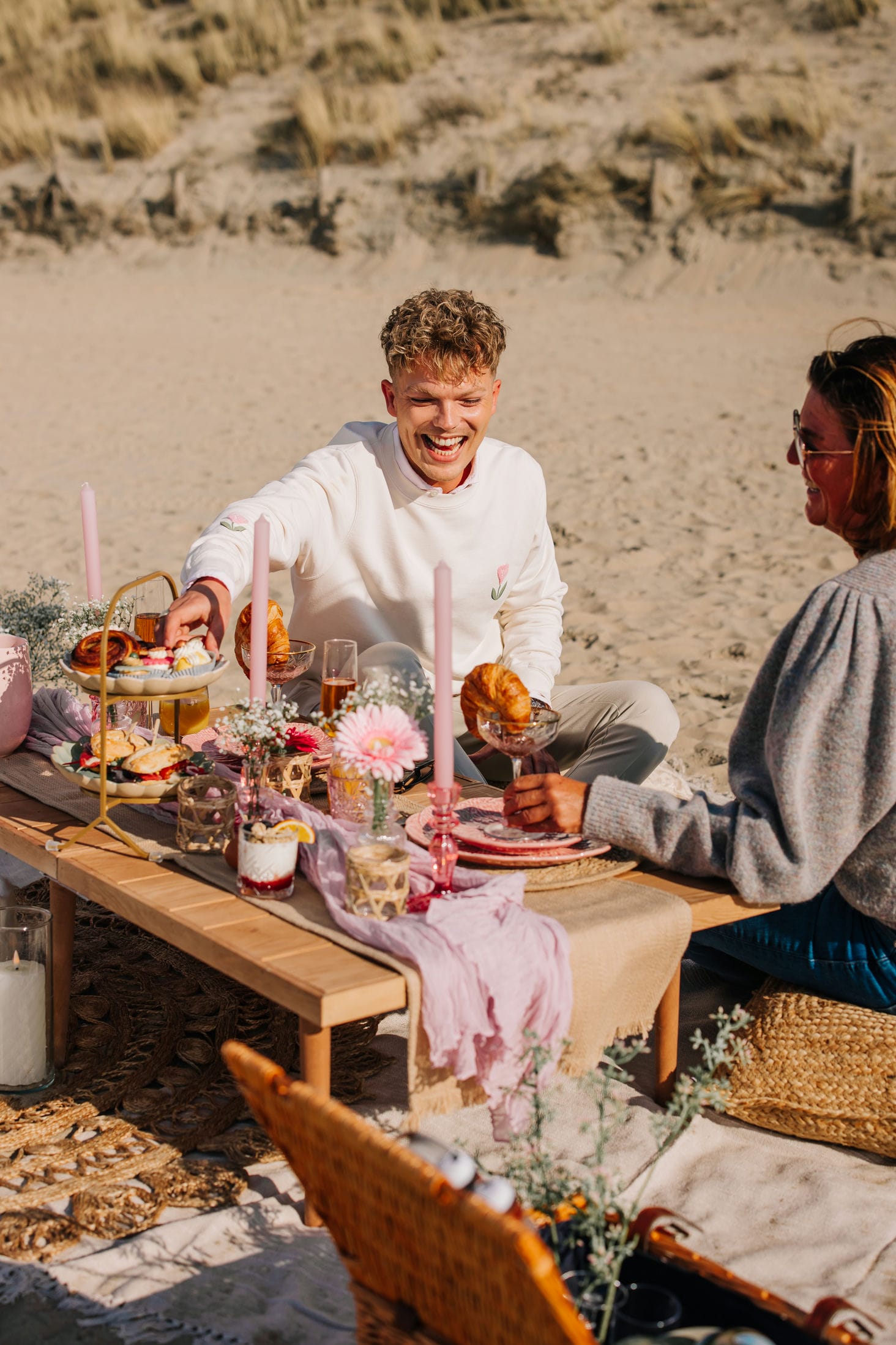 Twee personen aan een picknick by Mies
